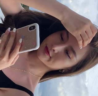 露腿美女紧身牛仔裤吊带高挑长腿美女视频，2V高清画质，5.3G超大容量，百度云限时放送！