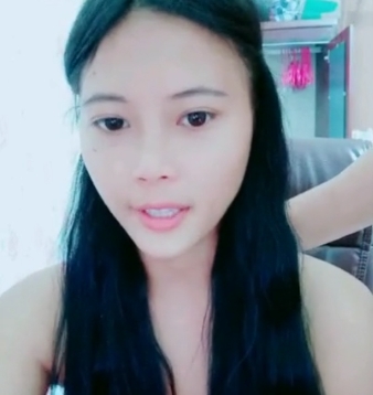 美女在大海边享受阳光,展现高颜值和大罩杯,同时还能轻松打粑粑,内释7V3.98G资源免费下载。