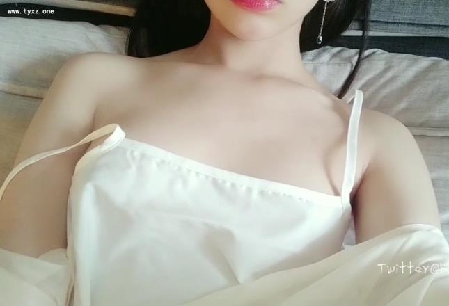 推特超级萌妹子白桃露露磨不明液体合集