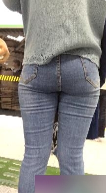 美女在地铁上街拍，展示了她穿着紧身牛仔裤时翘臀的迷人身姿