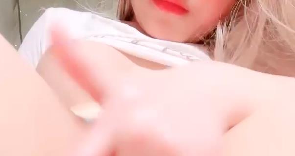 令人迷醉的喷泉女王！享受曼希宝宝2V2.04G的喷泉体验！