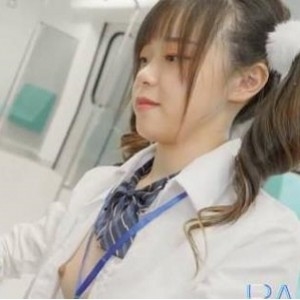 “地铁上的麻瓜豆豆新人女星，尤莉_Yuri，噼里啦闪耀登场！”