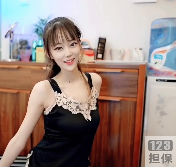 抖音美女安冉拍摄的古风汉服写真作品,包括睡裙、红肚兜、浅旗袍、清凉蓝白纱衣等,还有小兔尾COS和莉哥韩安冉。