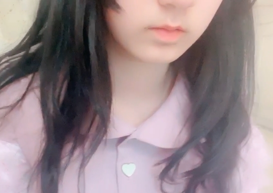 网红美少女的清纯气质，楚楚动人的小银狐，拥有婴儿肥的可爱面容和棒状皮肤，散发着狡猾的魅力。
