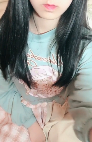 网红美少女的清纯气质，楚楚动人的小银狐，拥有婴儿肥的可爱面容和棒状皮肤，散发着狡猾的魅力。