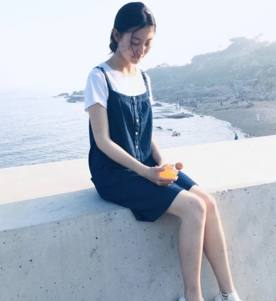 中国民航大学学生崔洁因为贪婪的欲望,被土豪包养,三人游的秘密泄露在了百度盘上。悲剧发生了,她的睡衣、秀发、大眼睛和黑色西装都成了银行卡的情调。这个给力的片段让人流口水,沙发上的吞下,拍摄的画面和情节让人心醉神迷。