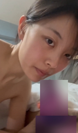 中国民航大学学生崔洁因为贪婪的欲望,被土豪包养,三人游的秘密泄露在了百度盘上。悲剧发生了,她的睡衣、秀发、大眼睛和黑色西装都成了银行卡的情调。这个给力的片段让人流口水,沙发上的吞下,拍摄的画面和情节让人心醉神迷。