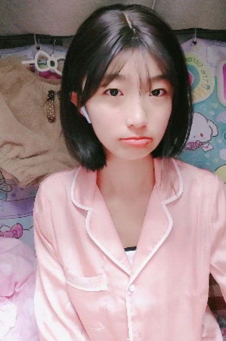 19岁学妹呜崽酱：448个视频，总大小49.9G，备受收藏