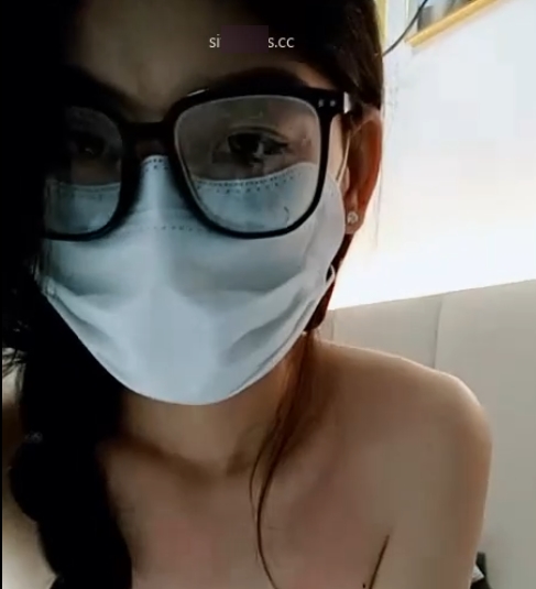 清纯眼镜女大学生视频系列:茉莉花的魅力