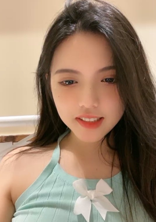 学生妹小辰吾妮微信福利直播聊天节目，尺度适中，下载视频随心所欲！