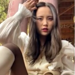 百度ED2KLoveLynn男厕玩具秀696v241.4g含新增117v，黑长直大长腿在隔间玩奇妙玩具